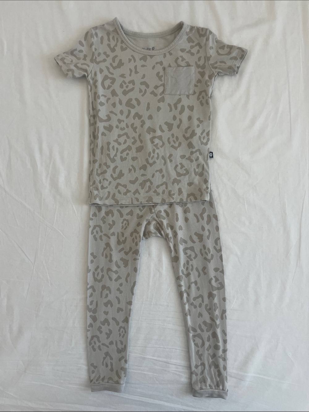 Kyte BABY Out Leopard Print Short Sleeve Pajama Set 2T (EUC)